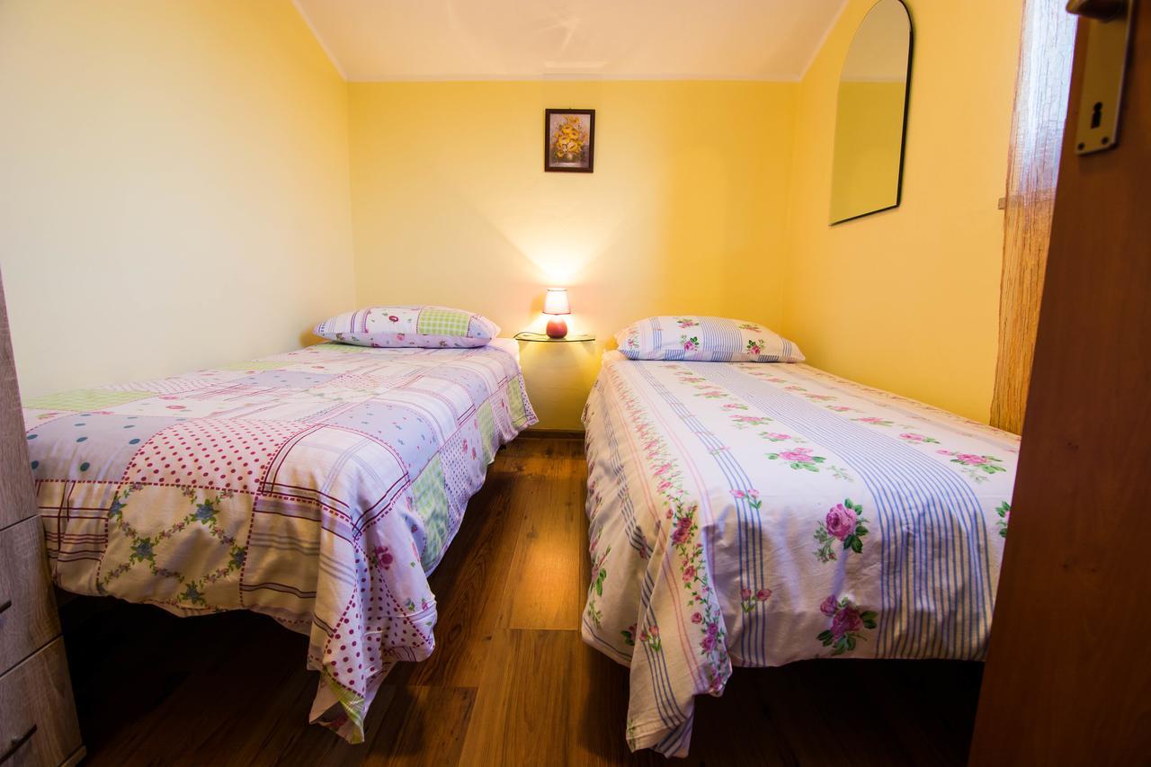 Apartments Angela 1711 Rakalj Bagian luar foto